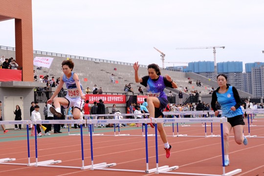 跨栏逐风，锋芒初露 ——我院黄...