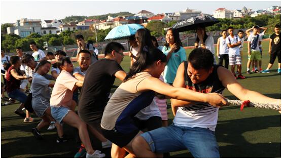 我院新生拔河比赛顺利进行