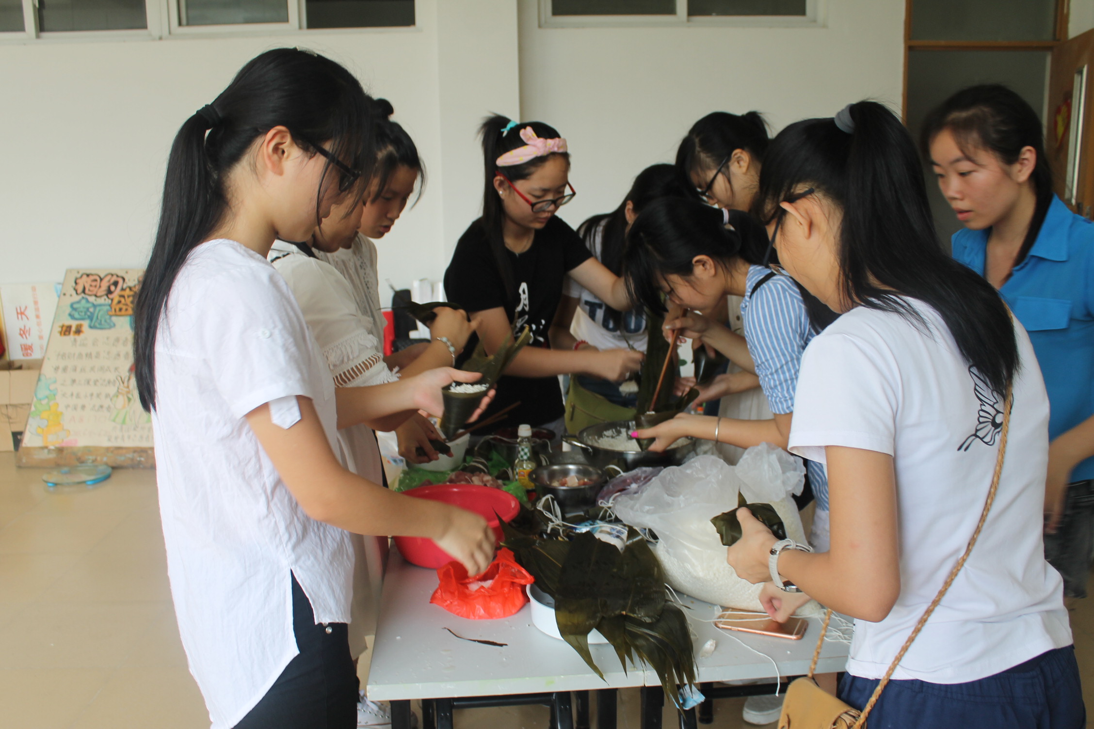香飘五月 粽香粽情――“我们的节日•端午节”之包粽子活动