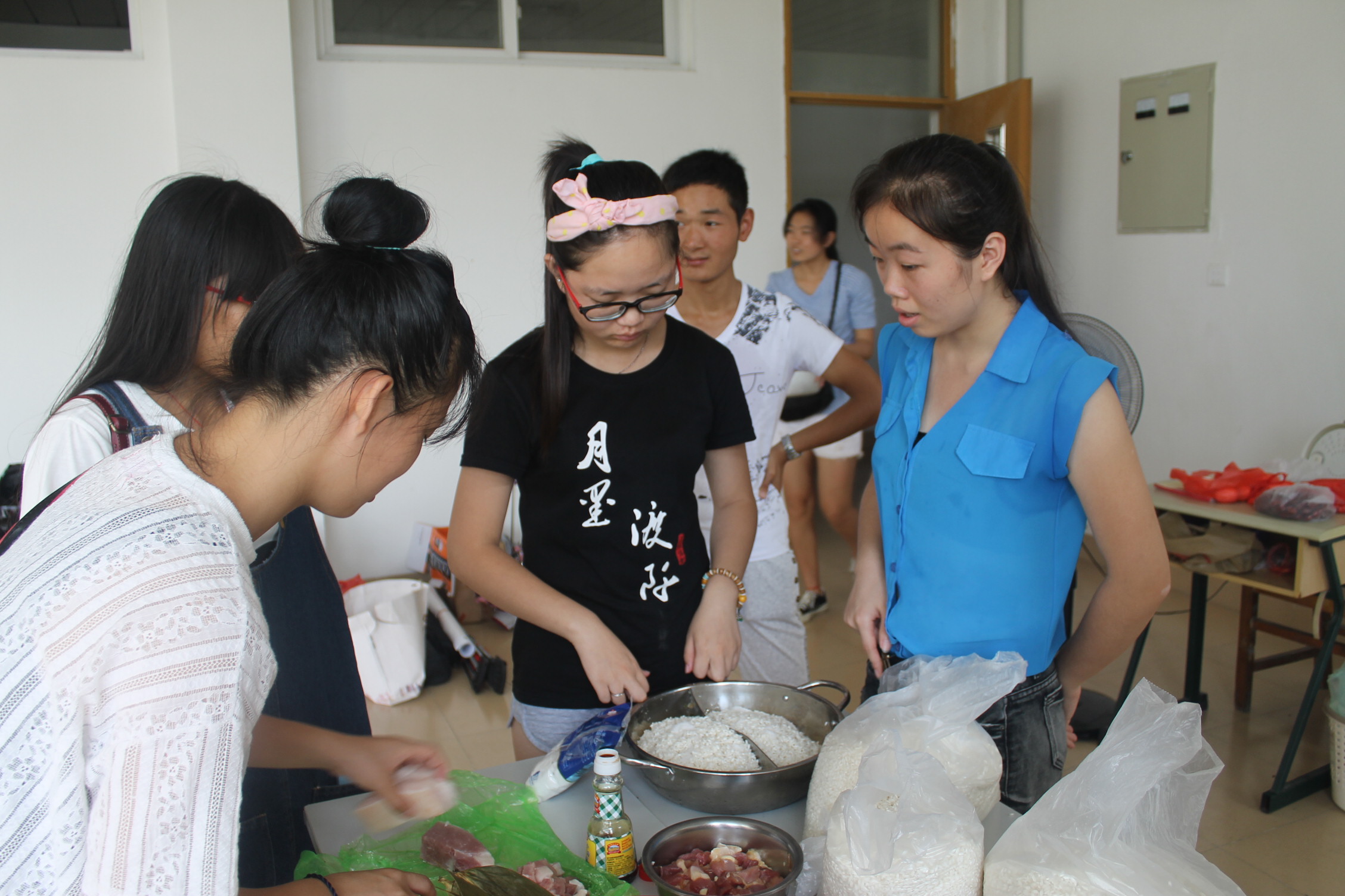 香飘五月 粽香粽情――“我们的节日•端午节”之包粽子活动