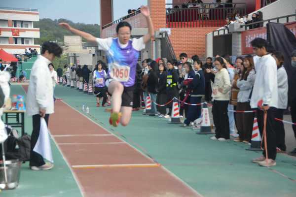 巾帼不负韶华志，一跃惊鸿绽芳华...