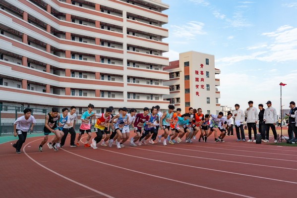 【青春竞速，逐梦赛场】︳健步如...